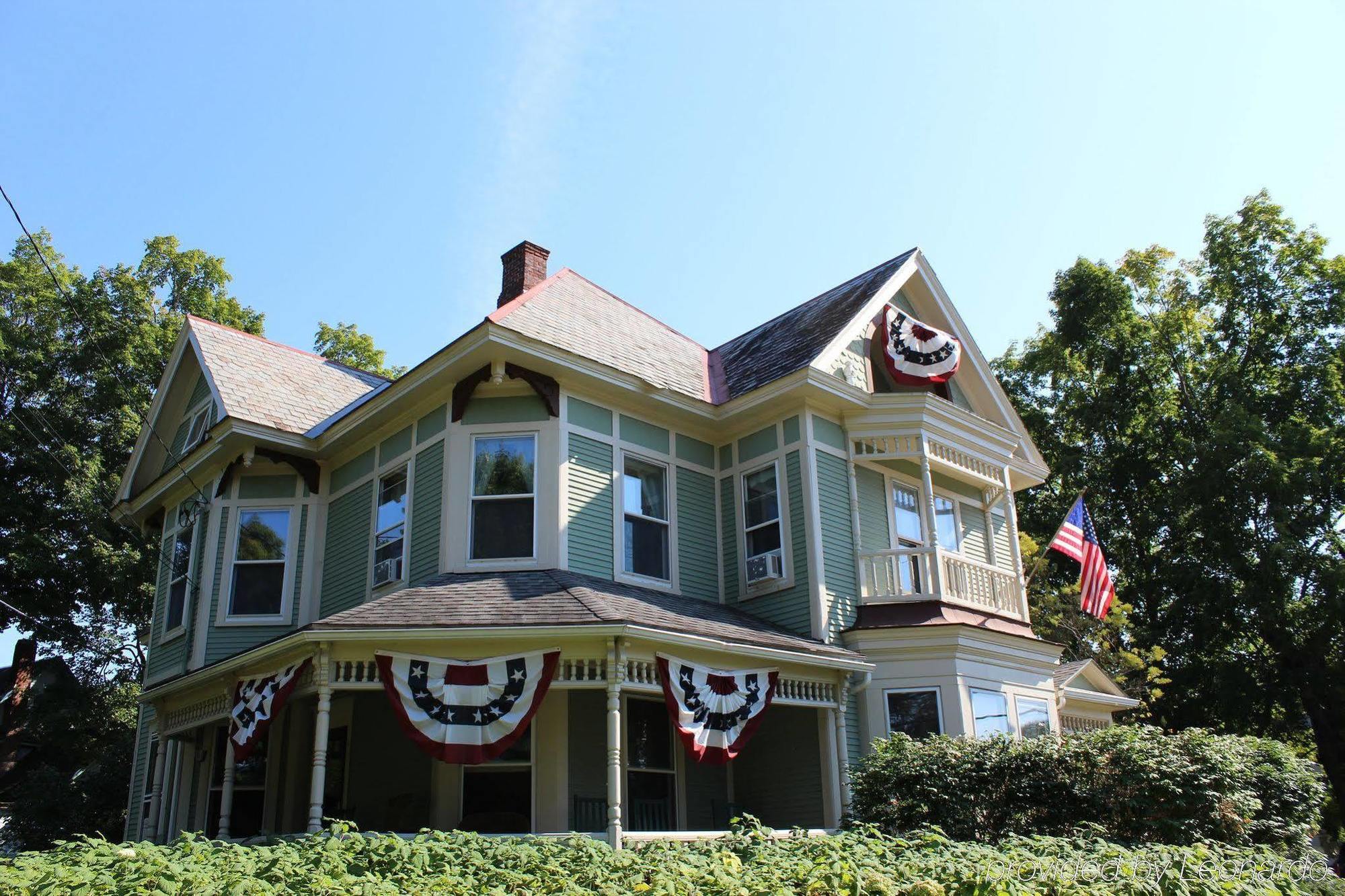 Heart Of The Village Bed & Breakfast In Shelburne Vt Exterior photo